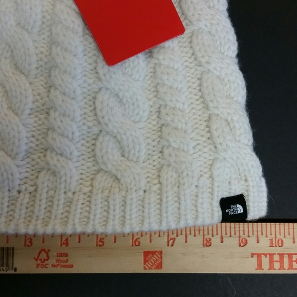 Women The North Face Fuzzy Cable Beanie White - Picture 6 of 7